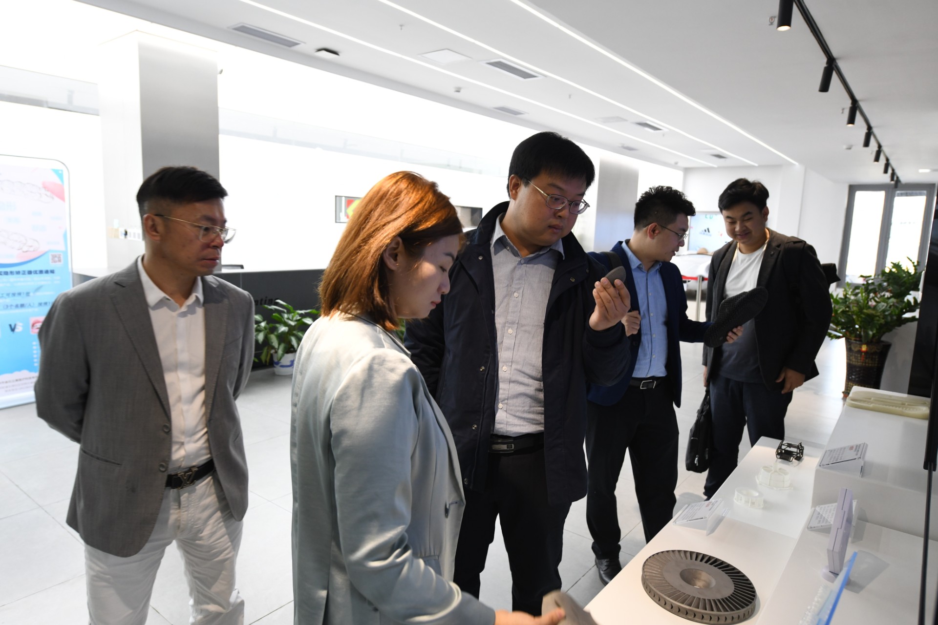 共享智能裝備總經理劉軼一行蒞臨金石三維參觀考察，共探3D打印產業化發展新機遇